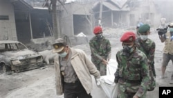 Rescuers carry the body of a victim of Mount Merapi eruption in Argomulyo, Yogyakarta, Indonesia, 05 Nov. 2010.