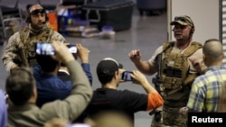 2015年5月3日德克萨斯州加兰市穆罕默德艺术展览和比赛： 警察对人群说话