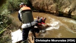 Les opérations de repêchage des corps dans une rivière au Burundi, 11 août 2016 (Christophe Nkurunziza/VOA)