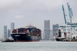 지난 5월 미국 플로리다주 마이애미비치 항의 컨테이너선.