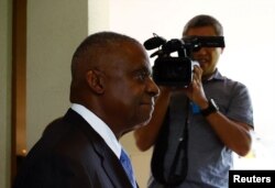 로이드 오스틴 미 국방장관이 31일 싱가포르에서 열린 샹그릴라 대화에 앞서 미중 양자 회담에 참석하기 위해 도착하고 있다.