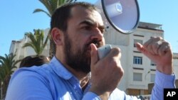 Nasser Zefzafi harangue la foule lors d’une manifestation dans la région du Rif, Marco, 18 mai 2017.