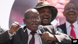 L'ancien président sud-africain, Jacob Zuma, chante et danse après s'être adressé à ses partisans du parti UMkhonto WeSizwe (MK) devant la Haute Cour de Johannesburg, en Afrique du Sud, le 11 avril 2024. 