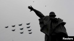 យន្ដហោះ​ចម្បាំង​ប្រភេទ Su-30SM ប្រភេទ Su-34 និង​ប្រភេទ Su-35S ហោះហើរ​លើ​រូប​សំណាក​មួយ ក្នុង​អំឡុងពេល​នៃ​ការ​​ប្រារព្ធ​ទិវា​ជ័យជម្នះ​របស់​រុស្ស៊ី លើ​ពួក​ណាហ្ស៊ី អាល្លឺម៉ង់ ក្នុង​សម័យ​សង្គ្រាម​លោក​លើក​ទី​ពីរ មូស្គូ រុស្ស៊ី ថ្ងៃ​ទី​៩ ខែឧសភា ឆ្នាំ​២០២០។​