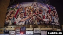 تصویر بیلبوردی در تهران برای حمایت از تیم ملی فوتبال ایران در جام جهانی ۲۰۱۸، که هیچ زنی در آن حضور ندارد و با انتقاد روبرو شد.