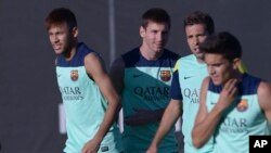 Pemain tim Barcelona, Neymar dari Brazil (kiri), Lionel Messi dari Argentina (kedua dari kiri), dan Jordi Alba dari Spanyol (kedua dari kanan) dalam sebuah sesi latihan di San Joan Despi, Spanyol. (Foto: Dok)