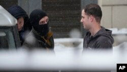 "უოლ სტრიტ ჯორნალის" რეპორტიორი ევან გერშკოვიჩი, მარჯვნივ, ლეფორტოვსკის სასამართლოდან პოლიციას ესკორტით გამოჰყავს. მოსკოვი, რუსეთი, 2024 წლის 26 იანვარი.