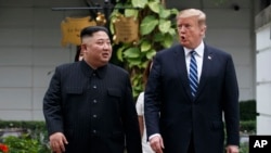 Severnkorejski lider Kim Džong Un i američki predsednik Donald Tramp na samitu u Hanoju, 28. februara 2019.