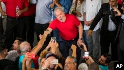 L'ancien président Luiz Inacio Lula da Silva salue les sympathisants lors d'une visite au siège du syndicat métallurgique à Sao Bernardo do Campo, au Brésil, le 24 janvier 2018.