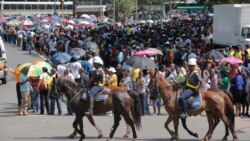 Crowds Gather to See Nelson Mandela Lying in State