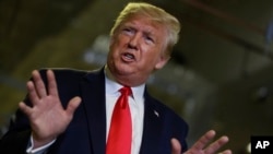 美国总统特朗普11月22日对记者发表讲话。