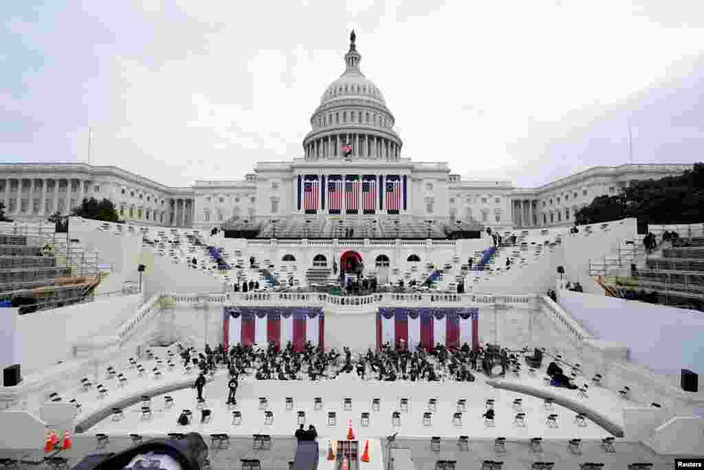 Maandalizi ya uwanja unaotumika katika sherehe za kuapishwa Rais mteule Joe Biden (Foto: Reuters)