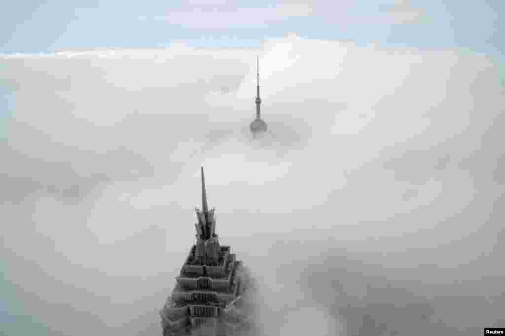 2018年1月16日，雾霾较重，位于中国上海浦东金融区的上海环球金融中心上空云遮雾罩，朦胧中能看到摩天大楼东方明珠塔和金茂大厦的顶部。套用中国古诗来说：&ldquo;浦东有&lsquo;奇峰&rsquo;，锁在云雾中，楼身看不见，尖顶露峥嵘。&rdquo;