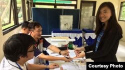 Olivia Tjahyadi, pemilih pemula di Tangerang Selatan memberikan suaranya dalam pemilihan kepala daerah Banten (15/2). (Foto: Istimewa)