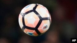 Un ballon de football lors d'un matche en Angleterre, le 13 mars 2017.