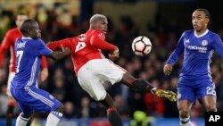 Paul Pogba, de Manchester United, contrôle le ballon sous l’œil vigilant de N'Golo Kante de Chelsea, à gauche, et Willian, à droite, pendant le match de quart de finale de la coupe de la ligue anglaise entre Chelsea et Manchester United au Stade Stamford, 13 mars 2017.