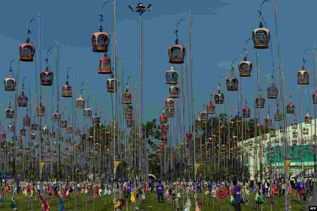 សត្វ​បក្សី​នៅ​ក្នុង​ទ្រុង​អំឡុង​ការ​ប្រកួត​សត្វ​បក្សី​ចេះ​ច្រៀង​នៅ​ភាគាខាងត្បូង​ប្រទេស​ថៃ​ក្នុង​ខេត្ត Narathiwat។