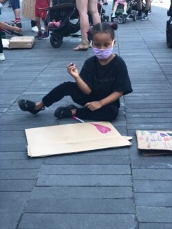 Organizers had supplies on hand for children to make signs at a rally for George Floyd in Brooklyn, New York, June 9, 2020. (Margaret Besheer/VOA)