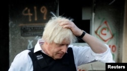 Bivši britanski premijer Boris Džonson posetio jek ibuc Kfar Aza posle oktobarskog napada Hamasa, 5. novembra 2023. (Foto: Rojters/Evelyn Hockstein)