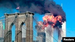 អគារ​ទី២​របស់​មជ្ឈមណ្ឌល​ពាណិជ្ជកម្ម​អន្តរជាតិ​ឆេះ បន្ទាប់​ពី​យន្តហោះ​បុក​ទៅ​លើ​អគារ​នោះ ក្នុង​ក្រុង​ញូវយ៉ក កាលពី​ថ្ងៃទី១១ ខែកញ្ញា ឆ្នាំ២០១១។