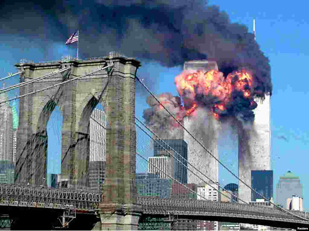 La seconde tour du World Trade Center explose après avoir été percuté par un avion détourné, à New York, le 11 septembre 2001.