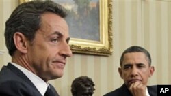 President Barack Obama (r) meets with France's President Nicolas Sarkozy at the White House, 10 Jan 2011