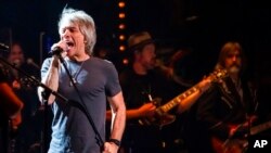 Penyanyi Jon Bon Jovi tampil dalam sebuah konser di Beacon Theatre di New York, pada 3 Juni 2021. (Foto: AP/Invision/Charles Sykes