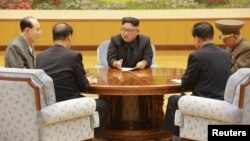 지난 3일 북한 노동당 중앙위원회 정치국 상무위원회가 열렸다고 조선중앙통신이 보도했다. 사진은 북한 김정은 국무위원장이 관계자들과 6차 핵실험 결정을 논의하는 모습. 