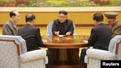 지난 3일 북한 노동당 중앙위원회 정치국 상무위원회가 열렸다고 조선중앙통신이 보도했다. 사진은 북한 김정은 노동당 위원장이 관계자들과 6차 핵실험 결정을 논의하는 모습. 