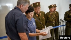 지난달 27일 북한 원산에서 미 국방부 산하 전쟁포로·실종자 확인국(DPAA)의 존 버드 감식소장과 진주현 박사가 북한이 제공한 미군 유해 송환 관련 서류를 살펴보고 있다.