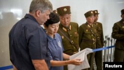 지난 2018년 7월 북한 원산에서 미 국방부 산하 전쟁포로·실종자 확인국(DPAA)의 제니 진 박사와 존 버드 박사가 북한이 제공한 미군 유해 관련 서류를 살펴보고 있다.