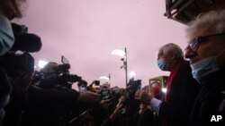 تصویری از وکلای شورای ملی مقاومت ایران در زمان ورود به دادگاهی در بلژیک برای رسیدگی به پرونده اسدالله اسدی، دیپلمات ایرانی متهم به دست داشتن در توطئه بمب‌گذاری (۷ آذر ۱۳۹۹)