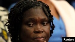 L'ancienne première dame de la Côte-d'Ivoire Simone Gbagbo regarde pendant qu'elle est assiste au premier jour de son procès au palais de justice à Abidjan 26 Décembre 2014.
