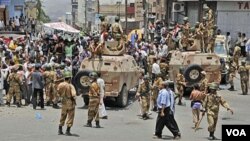 Tentara Yaman membuat blokade terhadap demonstrasi menuntut mundurnya Presiden Ali Abdullah Saleh di Taiz (7/4).