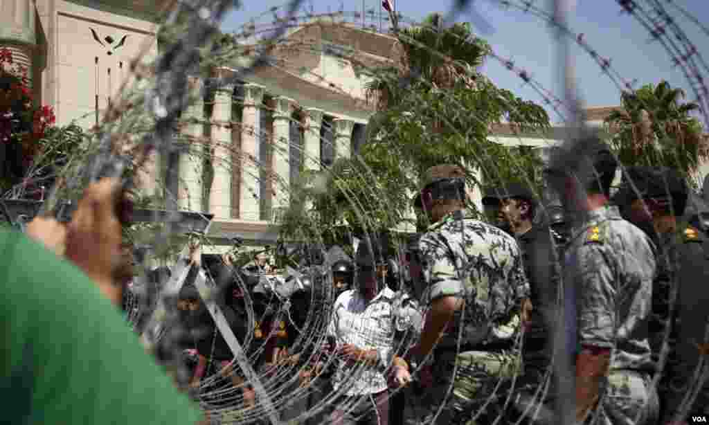 The courthouse was heavily guarded by military and police. (Y. Weeks for VOA)