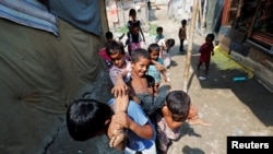 Dehli yaqinidagi lagerda yashovchi roxinjaliklar