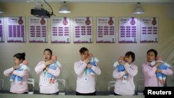 资料照：北京的一所阿姨训练学校在培训保姆如何照顾新生儿。（2018年12月5日）