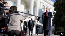 도널드 트럼프 미국 대통령이 12일 텍사스주의 국경장벽으로 가기 전 백악관 사우스론에서 기자들에게 발언하고 있다. 