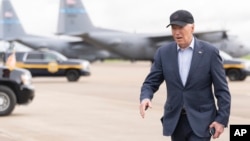 Го повикувам Сенатот брзо да го испрати овој пакет на мојата маса за да можам да го потпишам како закон и ние брзо да испратиме оружје и опрема во Украина за да ги задоволиме нивните итни потреби на бојното поле, истакна тој