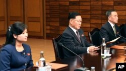 15일 판문점 북측 통일각에서 열린 평창 동계올림픽 북한 예술단 파견을 위한 실무접촉에 북측 현송월 관현악단장(왼쪽 부터), 대표단 단장인 권혁봉 문화성 예술공연운영국 국장 등이 참석하고 있다.