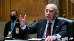 알레한드로 마요르카스 국토안보부 장관이 지난 12일 의회 청문회에서 증언하고 있다. 