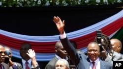 Uhuru Kenyatta et son épouse Margaret saluent la foule rassemblée au Centre sportif international Moi pour son investiture, le 9 avril 2013