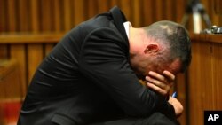 Oscar Pistorius dalam sidang di pengadilan Pretoria, Afrika Selatan (5/5). 