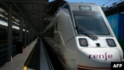 Un tren de la compañía ferroviaria estatal española Renfe es fotografiado en la estación de tren Príncipe Pío en Madrid, en 2019.