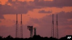 Kapsul Starliner milik Boeing tampak berada di atas roket Atlas V di landasan peluncuran di Cape Canaveral, Florida, pada 1 Juni 2024. (Foto: AP/Chris O'meara)