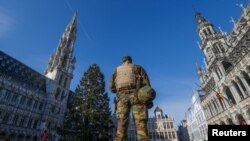 ទាហាន​បែលហ្ស៊ិកឈរយាមល្បាត​នៅ ​Grand Place នៃ​ប្រទេស​បែលហ្ស៊ិក​ ​ខណៈ​ពេល​ដែល​ក្រុមប៉ូលិស​កំពុង​បន្ត​ឆែកឆេរ​តំបន់​នោះ​ ក្នុង​អំឡុង​ពេល​ដែល​ប្រទេស​នេះ​ស្ថិត​​ក្នុង​ការ​ប្រុងប្រយ័ត្នខ្ពស់ក្រោយ​មាន​ការ​វាយប្រហារ​នៅ​ប៉ារីស។