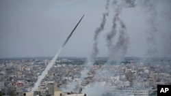 تصویری از راکت‌پراکنی گروه حماس از باریکه غزه به سوی اسرائیل