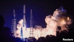 Roket Blue Origin New Glenn lepas landas pada peluncuran perdananya di Cape Canaveral Space Force Station di Cape Canaveral, Florida, Amerika Serikat, 16 Januari 2025. (Joe Skipper/REUTERS)