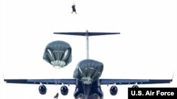 미 육군 낙하산부대원들이 알래스카 엘멘도프-리차드슨 합동기지에서 낙하하고 있다. (자료사진)