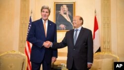 Jon Kerri Saudiya Arabistonida Yaman Prezidenti Abdu Rabbo Mansur Hadi bilan ham ko'rishdi. Vatanda isyonchilarning bosqinidan qochgan Hadi martdan beri qirollikda jon saqlayapti.